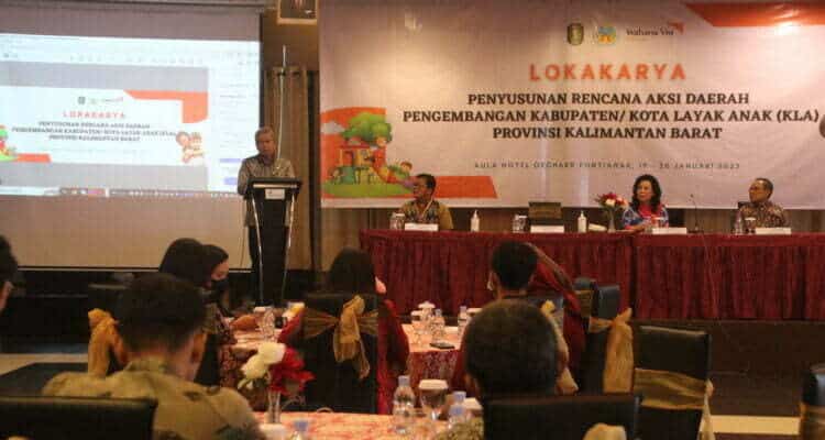 Sekda Kalbar, Harisson memberikan kata sambutan dalam acara Lokakarya Penyusunan Rencana Aksi Daerah Kabupaten dan Kota Layak Anak (RAD-KLA) di Provinsi Kalbar, Kamis (19/01/2023). (Foto: Biro Adpim For KalbarOnline.com)