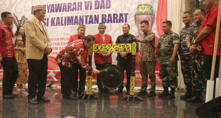 Wakil Gubernur Kalbar, Ria Norsan membuka Musyawarah VI Dewan Adat Dayak Kalbar tahun 2023 di Hotel Star, Kota Pontianak, Jumat (20/01/2023). (Foto: Biro Adpim For KalbarOnline.com)