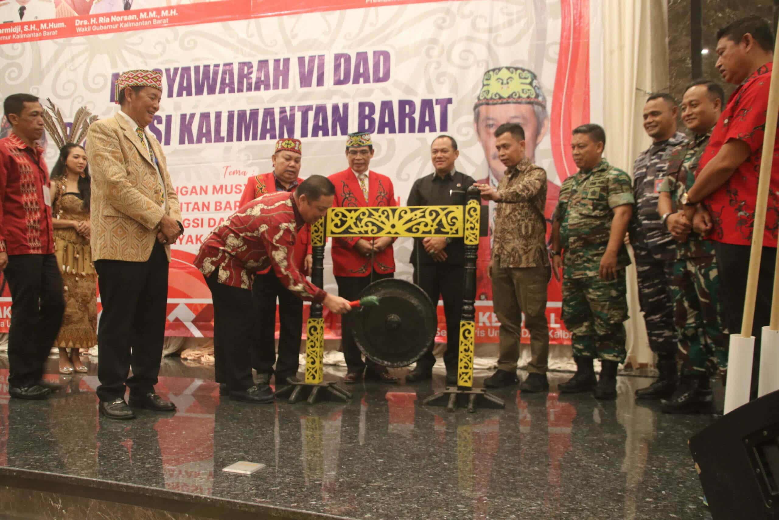 Wakil Gubernur Kalbar, Ria Norsan membuka Musyawarah VI Dewan Adat Dayak Kalbar tahun 2023 di Hotel Star, Kota Pontianak, Jumat (20/01/2023). (Foto: Biro Adpim For KalbarOnline.com)