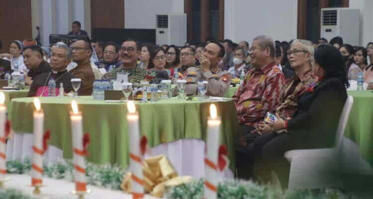 Sekda Kalbar, Harisson menghadiri perayaan Natal Oikumene Umat Kristiani Provinsi Kalimantan Barat, di Aula Makodam XII Tanjungpura, Jumat (06/01/2023). (Foto: Biro Adpim For KalbarOnline.com)