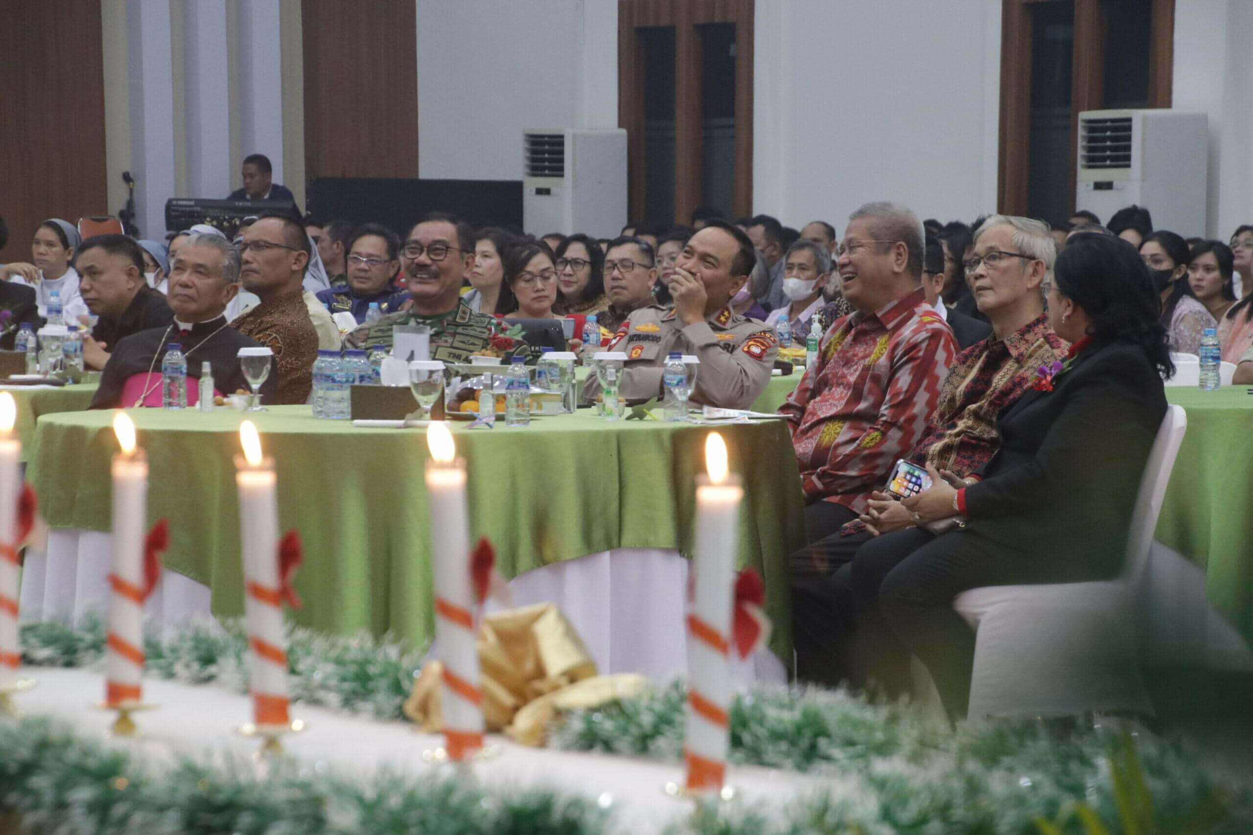 Sekda Kalbar, Harisson menghadiri perayaan Natal Oikumene Umat Kristiani Provinsi Kalimantan Barat, di Aula Makodam XII Tanjungpura, Jumat (06/01/2023). (Foto: Biro Adpim For KalbarOnline.com)