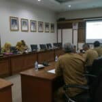 Sekda Kalbar, Harisson memimpin rapat evaluasi pelaksanaan pembangunan melalui APBD/APBN tahun anggaran 2022, di Ruang Rapat Wakil Gubernur Kalimantan Barat, Senin (09/01/2023). (Foto: Biro Adpim For KalbarOnline.com)