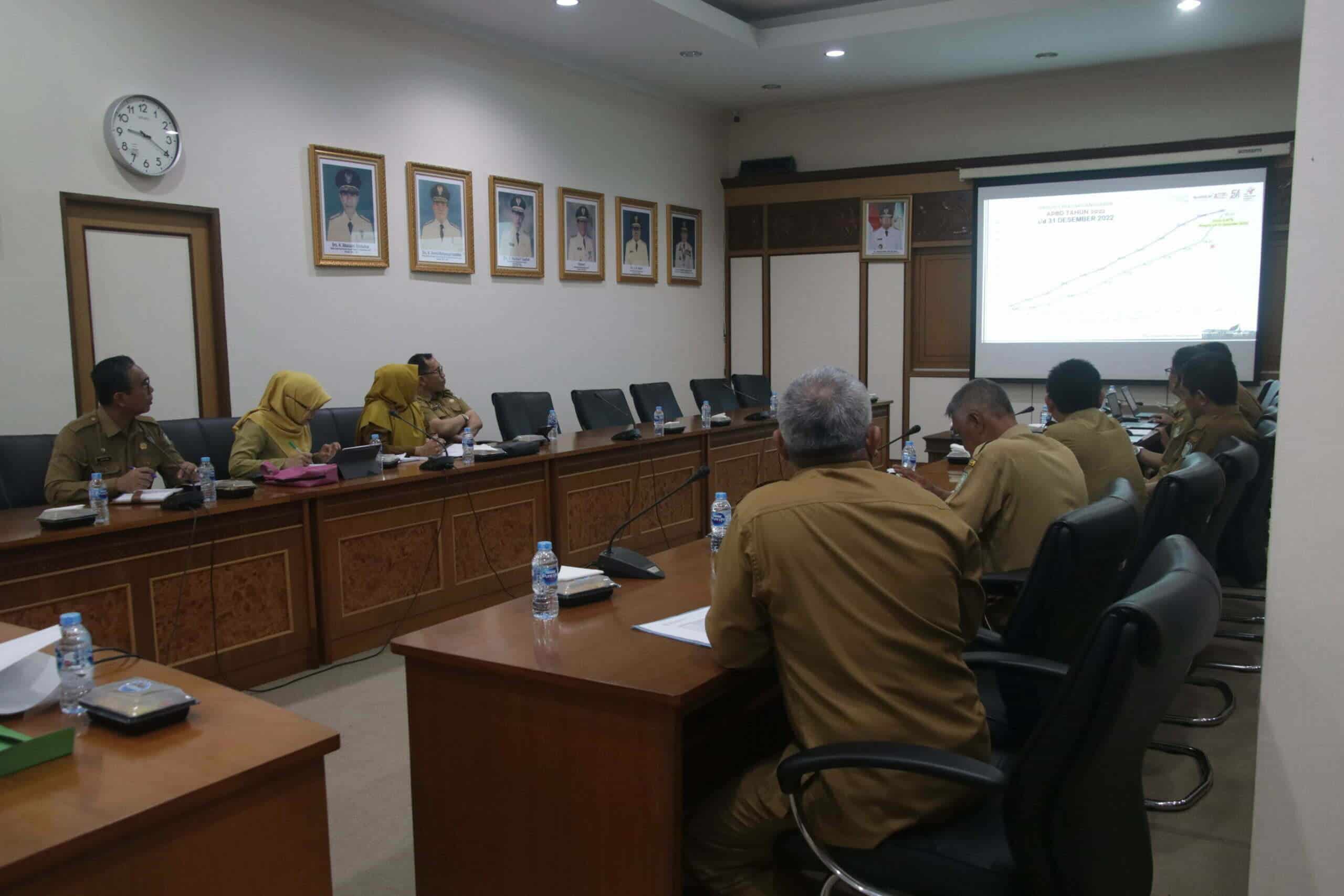 Sekda Kalbar, Harisson memimpin rapat evaluasi pelaksanaan pembangunan melalui APBD/APBN tahun anggaran 2022, di Ruang Rapat Wakil Gubernur Kalimantan Barat, Senin (09/01/2023). (Foto: Biro Adpim For KalbarOnline.com)