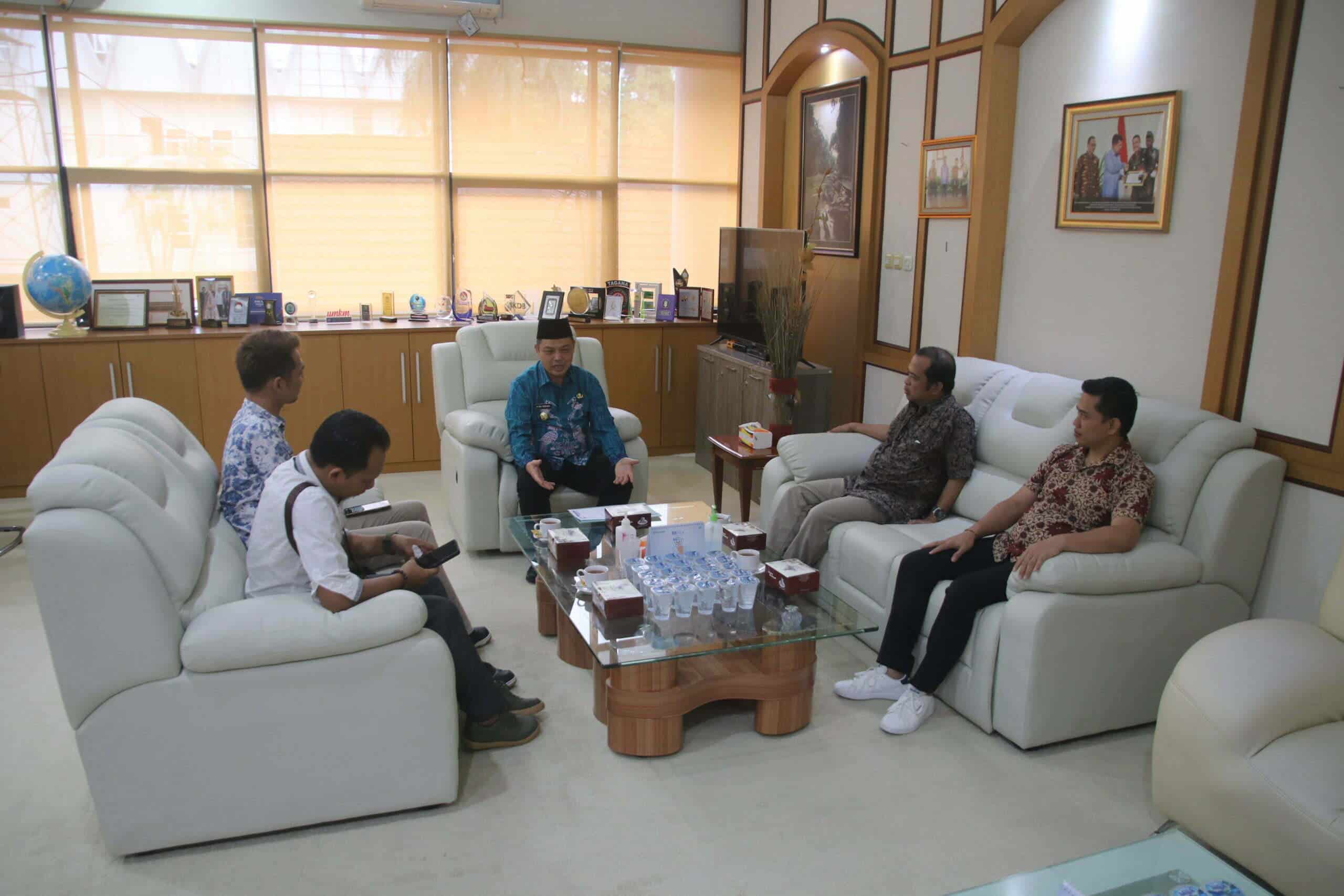 Wakil Gubernur Kalbar, Ria Norsan menerima kunjungan dari Lembaga Bimbel Einstein Medical di ruang kerjanya, Kamis (12/01/2023). (Foto: Biro Adpim For KalbarOnline.com)