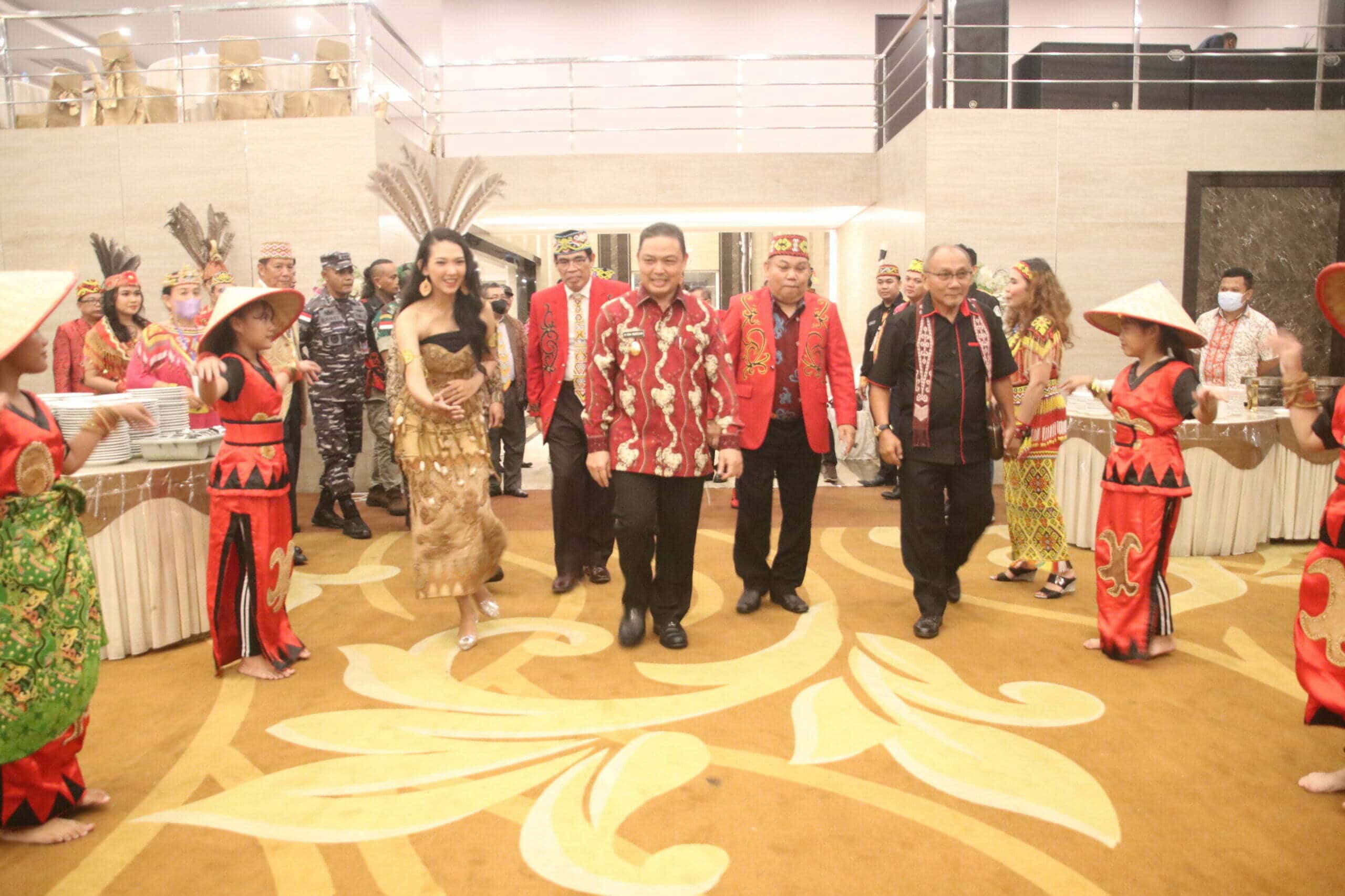Kehadiran Wakil Gubernur Kalbar, Ria Norsan pada acara Musyawarah VI Dewan Adat Dayak Kalbar tahun 2023 di Hotel Star, Kota Pontianak, Jumat (20/01/2023), disambut dengan tarian adat. (Foto: Biro Adpim For KalbarOnline.com)
