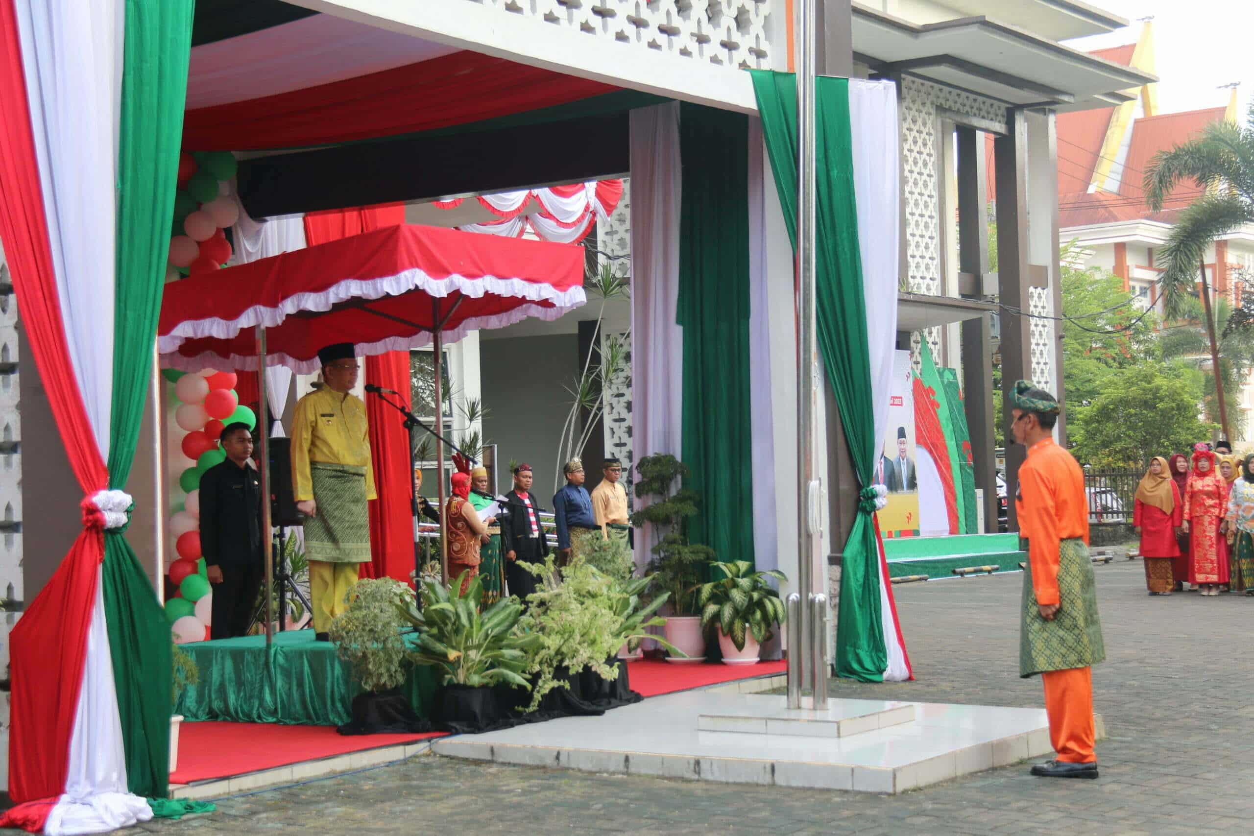 Gubernur Kalbar, Sutarmidji bertindak sebagai pembina upacara pada peringatan Hari Amal Bhakti ke-77, di halaman Kanwil Kemenag Kalbar, Selasa (03/01/2023). (Foto: Biro Adpim For KalbarOnline.com)