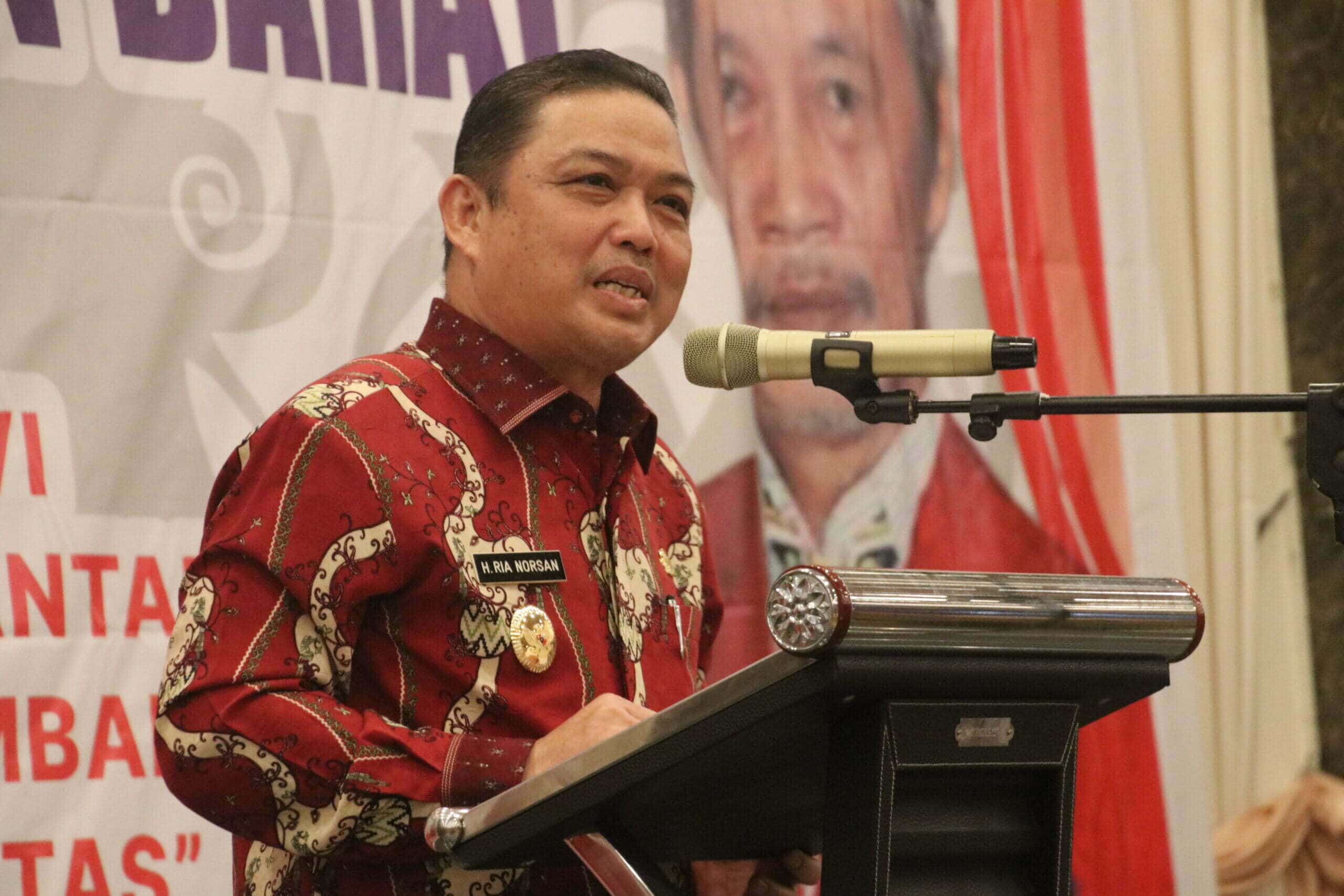 Wakil Gubernur Kalbar, Ria Norsan memberikan kata sambutan dalam acara Musyawarah VI Dewan Adat Dayak Kalbar tahun 2023 di Hotel Star, Kota Pontianak, Jumat (20/01/2023). (Foto: Biro Adpim For KalbarOnline.com)