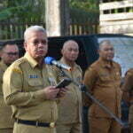 Sekda Kalbar, Harisson memimpin apel pagi di Kantor Badan Pendapatan Daerah (Bapenda) Provinsi Kalbar, Senin (09/01/2023). (Foto: Biro Adpim For KalbarOnline.com)