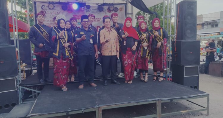 Wakil Wali Kota Pontianak, Bahasan foto bersama di sela-sela menghadiri Pesona Madura Kalimantan Barat ke 4. (Foto: Prokopim For KalbarOnline.com)