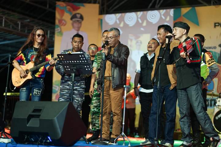 Pesta rakyat perayaan malam Tahun Baru 2023, di Pentas Seni Budaya Pendopo Bupati Ketapang, Sabtu (31/12/2022). (Foto: Adi LC)
