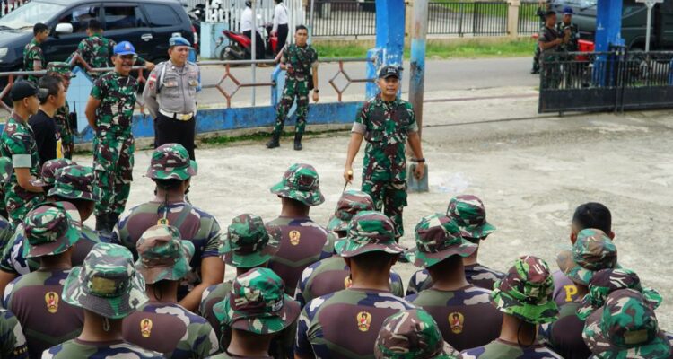 Danyon RK 644 Walet Sakti, Letkol Inf Benu Supriyantoko memberikan pengarahan singkat kepada para prajurit sebelum bertolak ke Pasar Pagi di Jalan Diponegoro Putussibau, Senin (02/01/2023). (Foto: Ishaq)