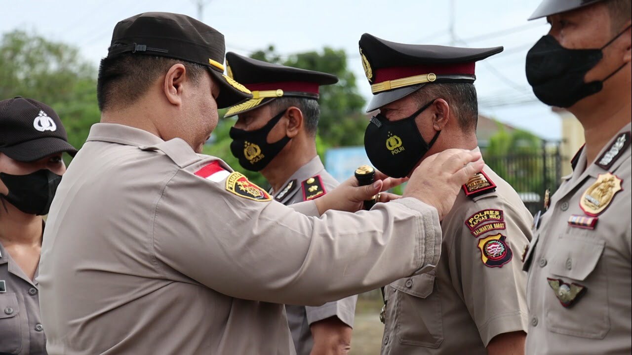 Prosesi upacara korps raport kenaikan pangkat, di halaman Mapolres Kapuas Hulu, Senin (02/01/2023). (Foto: Ishaq)