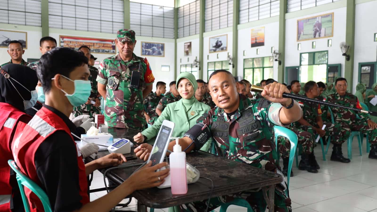 Kegiatan donor darah dipimpin oleh Komandan Batalyon Infanteri Raider Khusus (RK) 644 Walet Sakti, Letkol Inf Benu Supriyantoko. (Foto: Ishaq)