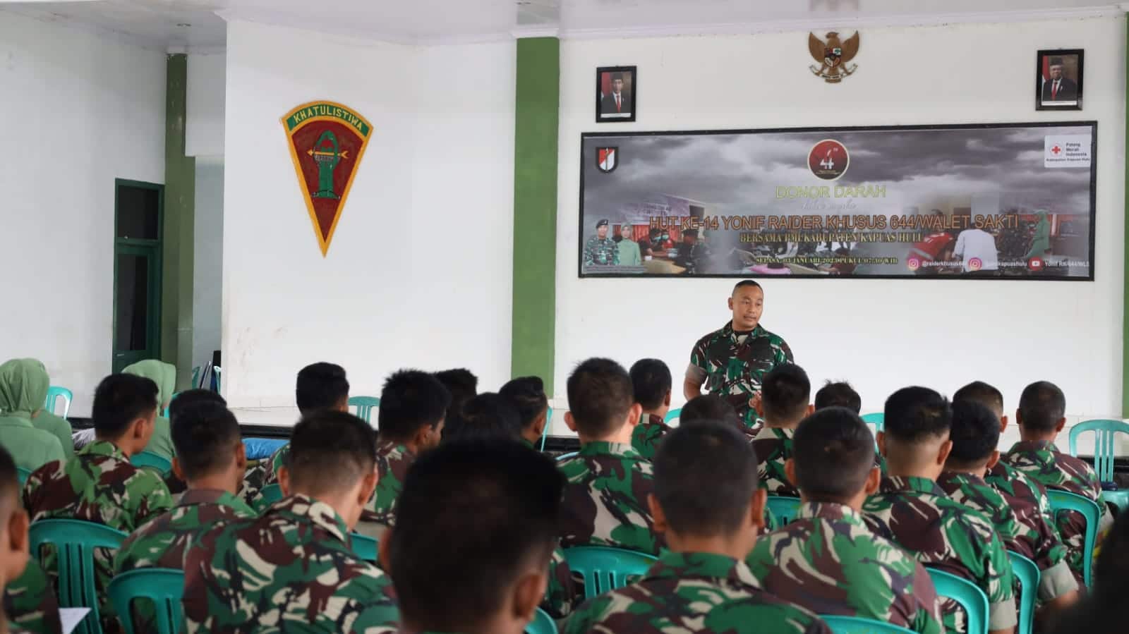 Komandan Batalyon Infanteri Raider Khusus (RK) 644 Walet Sakti, Letkol Inf Benu Supriyantoko memberikan arahan kepada para prajuritnya. (Foto: Ishaq)