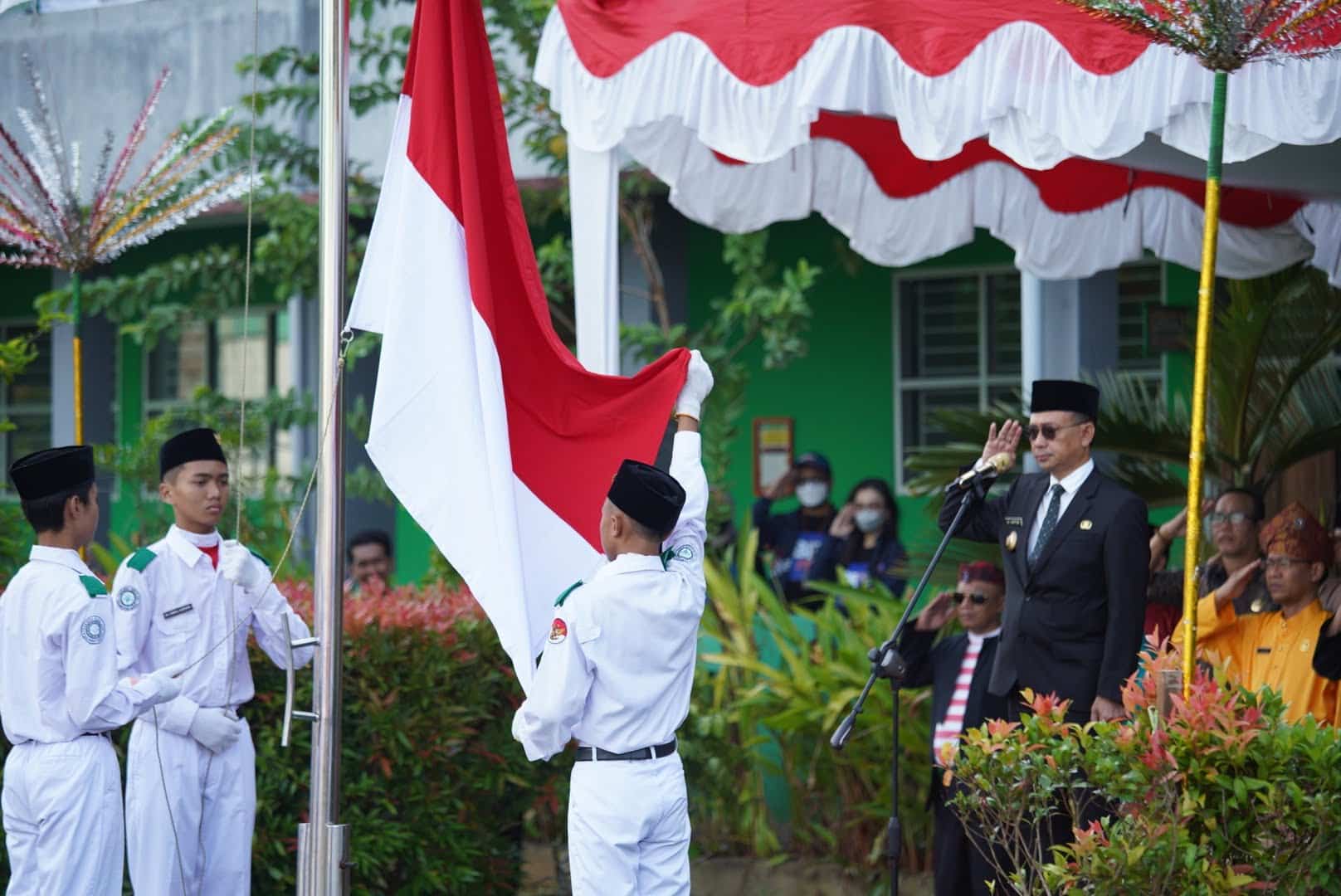 Wali Kota Pontianak, Edi Rusdi Kamtono bertindak selaku inspektur upacara pada peringatan Hari Amal Bakti ke-77 Kementerian Agama di MTsN 2 Pontianak. (Foto: Prokopim For KalbarOnline.com)