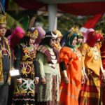 Para peserta upacara peringatan Hari Amal Bakti ke-77 Kemenag di Kota Pontianak berpakaian adat daerah. (Foto: Prokopim For KalbarOnline.com)