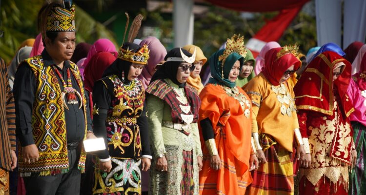 Para peserta upacara peringatan Hari Amal Bakti ke-77 Kemenag di Kota Pontianak berpakaian adat daerah. (Foto: Prokopim For KalbarOnline.com)