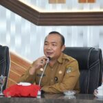 Sekda Ketapang, Alexander Wilyo memimpin rapat konsolidasi bersama Pejabat Struktural Setda Ketapang, BKPSDM dan BPKAD, Senin (02/01/2023). (Foto: Adi LC)