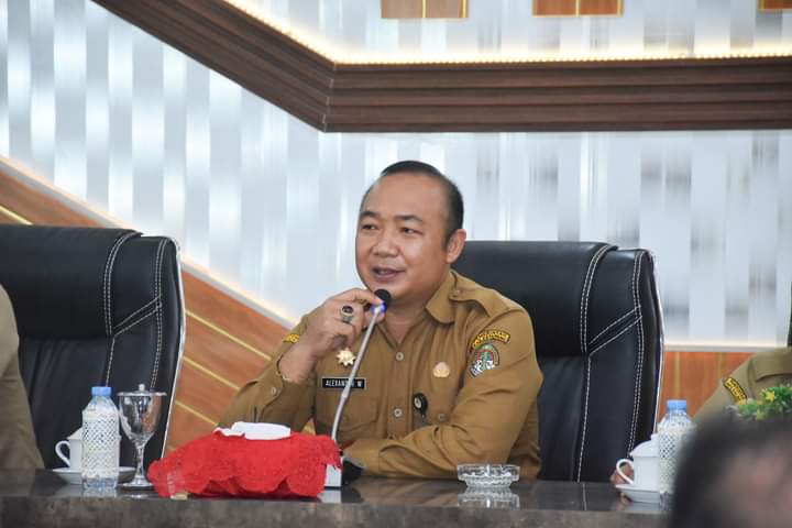 Sekda Ketapang, Alexander Wilyo memimpin rapat konsolidasi bersama Pejabat Struktural Setda Ketapang, BKPSDM dan BPKAD, Senin (02/01/2023). (Foto: Adi LC)