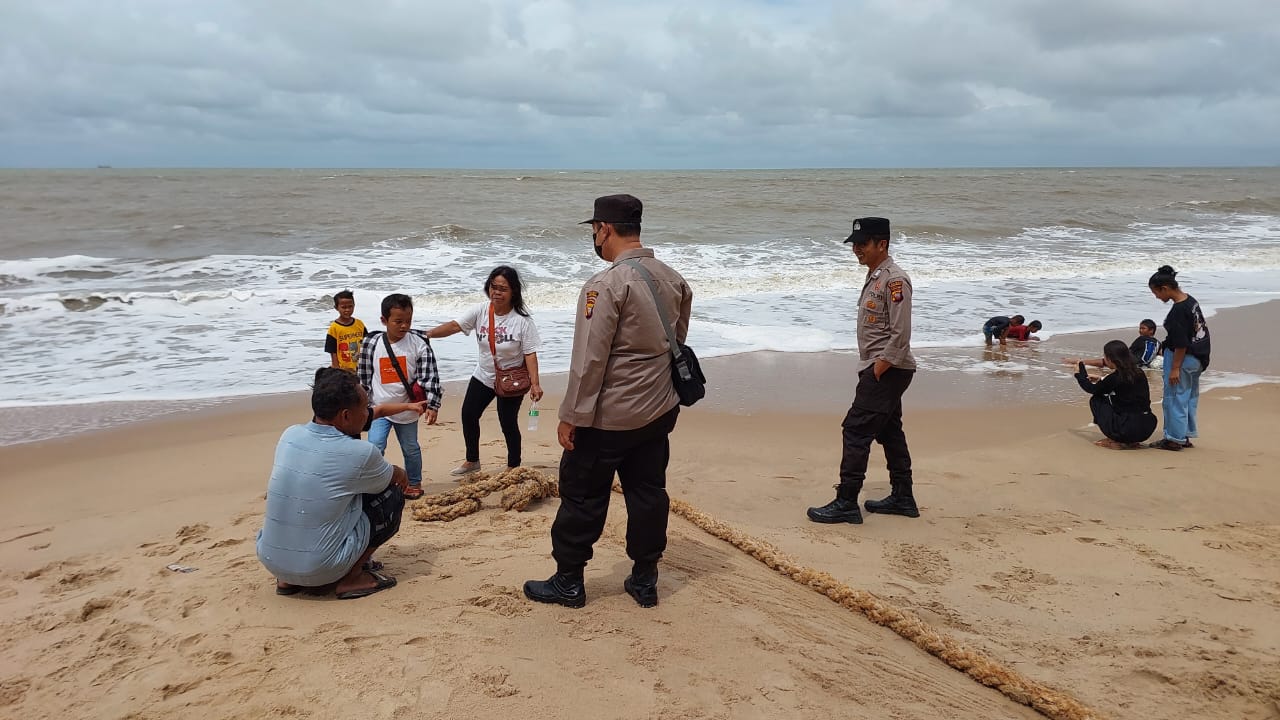 Personel Polres Singkawang saat melaksanakan pengamanan di tempat wisata pantai. (Foto: Jauhari)