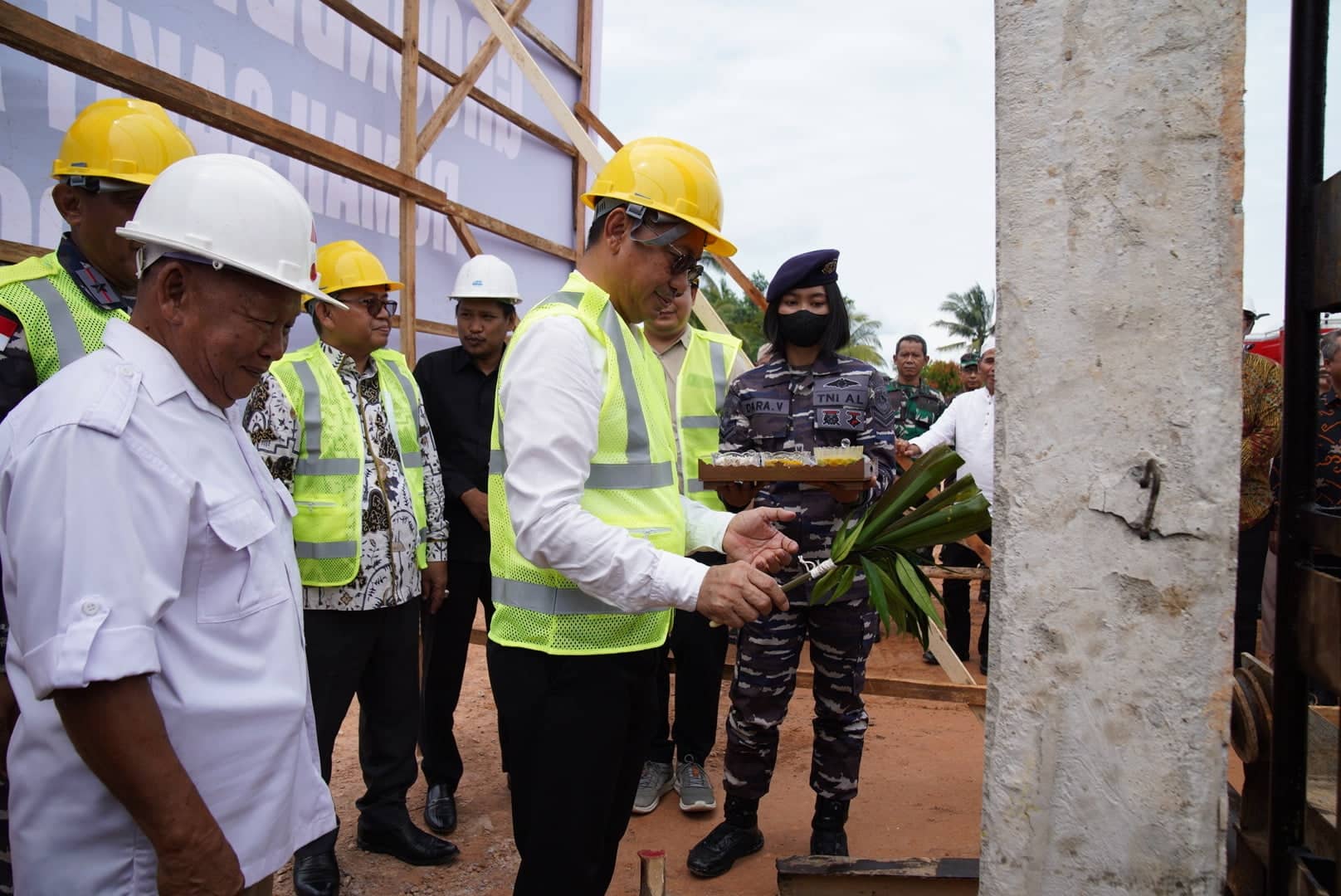 Wali Kota Pontianak, Edi Rusdi Kamtono melakukan prosesi tepung tawar pada tiang pertama pembangunan RSAL Tingkat III. (Foto: Prokopim/Kominfo For KalbarOnline.com)