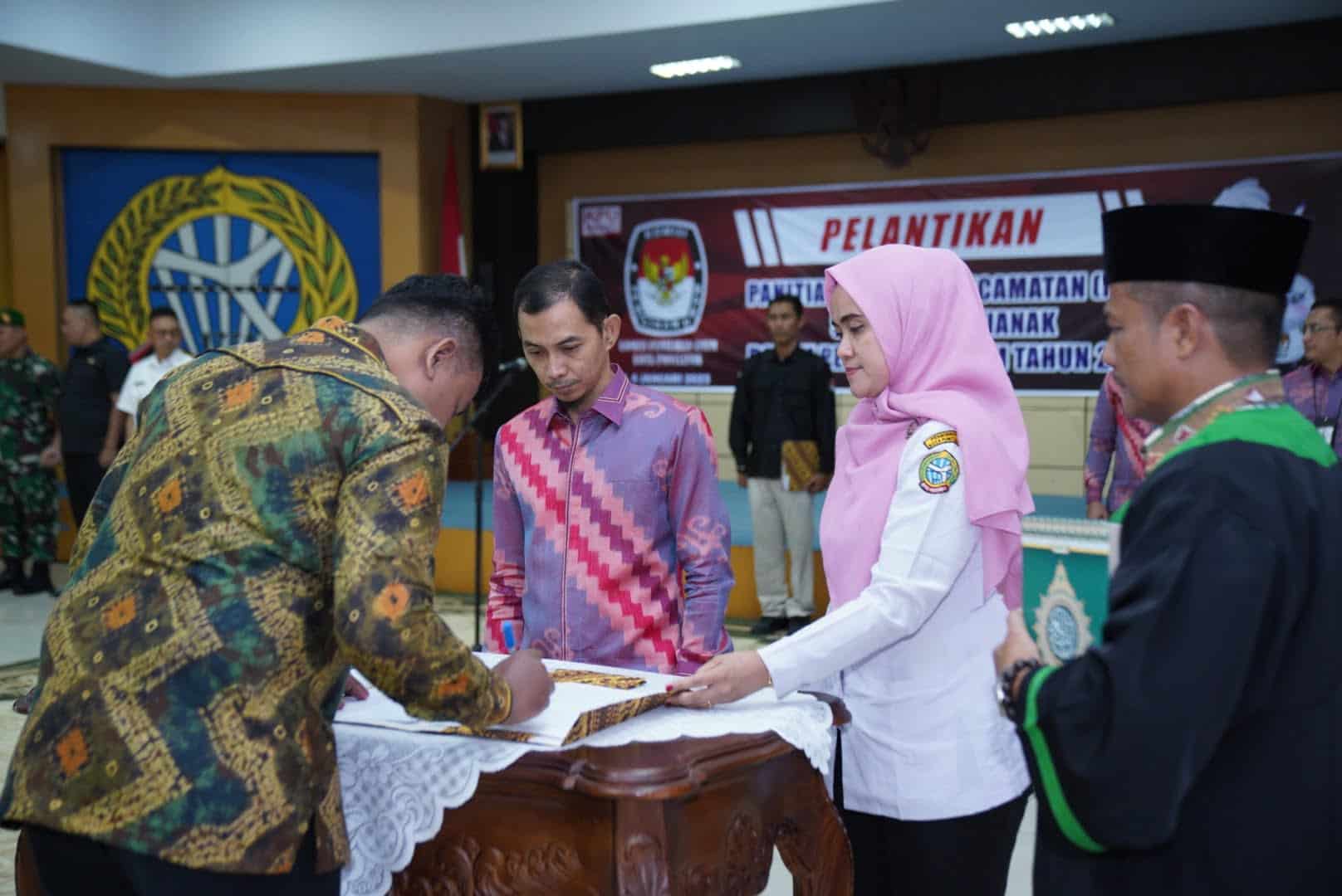 Perwakilan PPK menandatangani berita acara pelantikan disaksikan Ketua KPU Kota Pontianak Deni Nuliadi. (Foto: Prokopim For KalbarOnline.com)