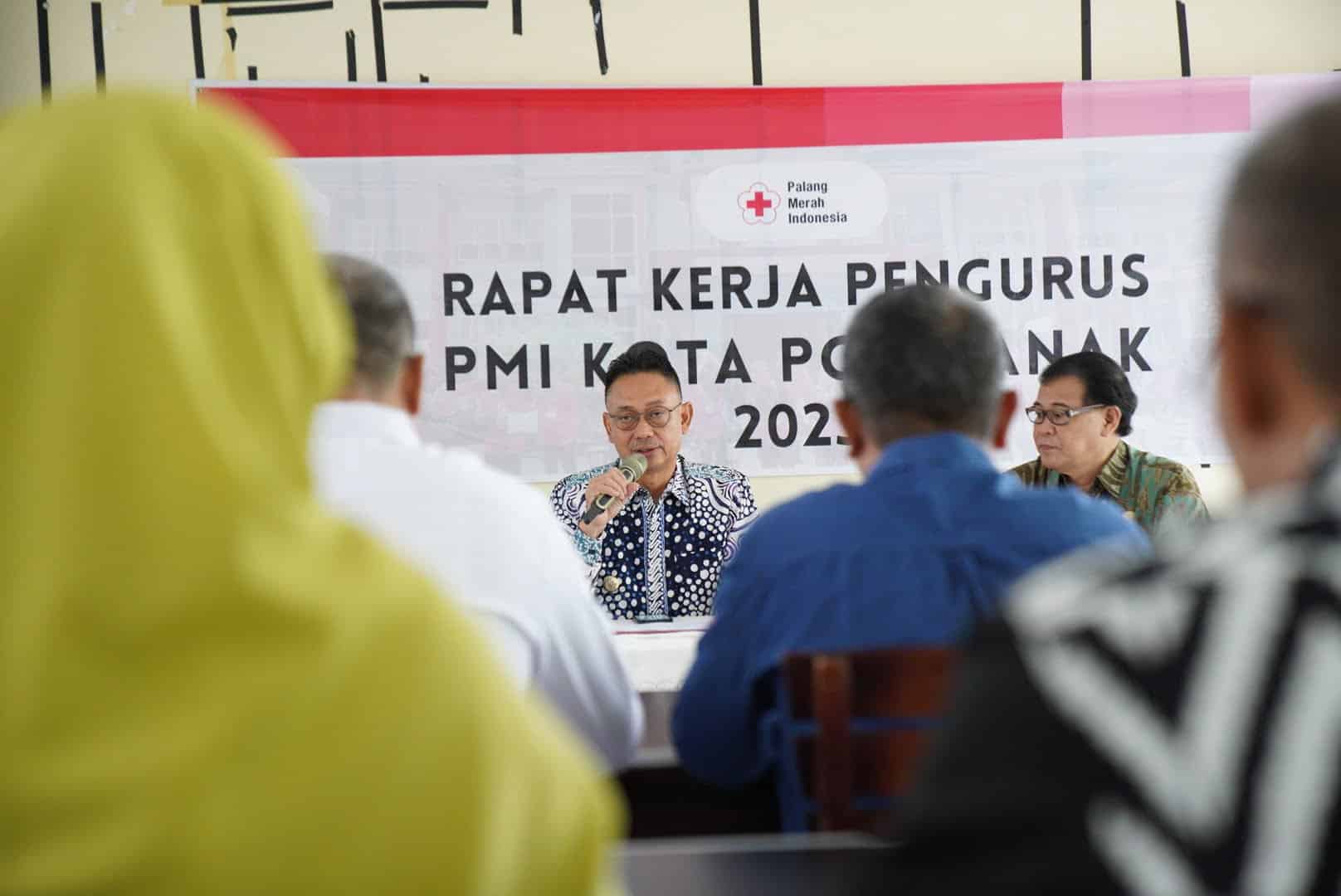 Ketua PMI Kota Pontianak, Edi Rusdi Kamtono memimpin rapat pengurus PMI Kota Pontianak masa bakti 2022 - 2027. (Foto: Prokopim For KalbarOnline.com)