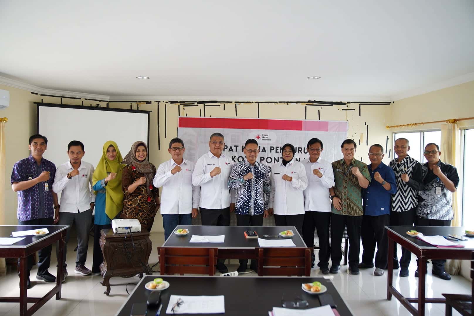 Foto bersama para pengurus PMI Kota Pontianak Masa Bakti 2022 - 2027. (Foto: Prokopim For KalbarOnline.com)