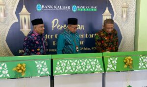 Gubernur Kalbar, Sutarmidji meresmikan lima gedung kantor Bank Kalbar yang dipusatkan di Bank Kalbar Cabang Pembantu Syariah Mujahidin, Pontianak, Kamis (05/01/2023). (Foto: Jauhari)