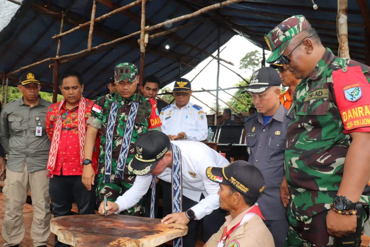 Wakil Bupati Kapuas Hulu, Wahyudi Hidayat didampingi Dandim 1206 Putussibau, Letkol Inf Sri Widodo menandatangani prasasti peresmian Bumi Perkemahan Kirin Preya, Kamis (05/01/2023). (Foto: Ishaq)