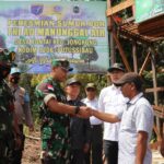 Komandan Kodim 1206 Putussibau, Letkol Inf Sri Widodo menyerahkan hasil kerja pembuatan sumur bor kepada perwakilan masyarakat Desa Bontai, Kamis (05/01/2023). (Foto: Ishaq)