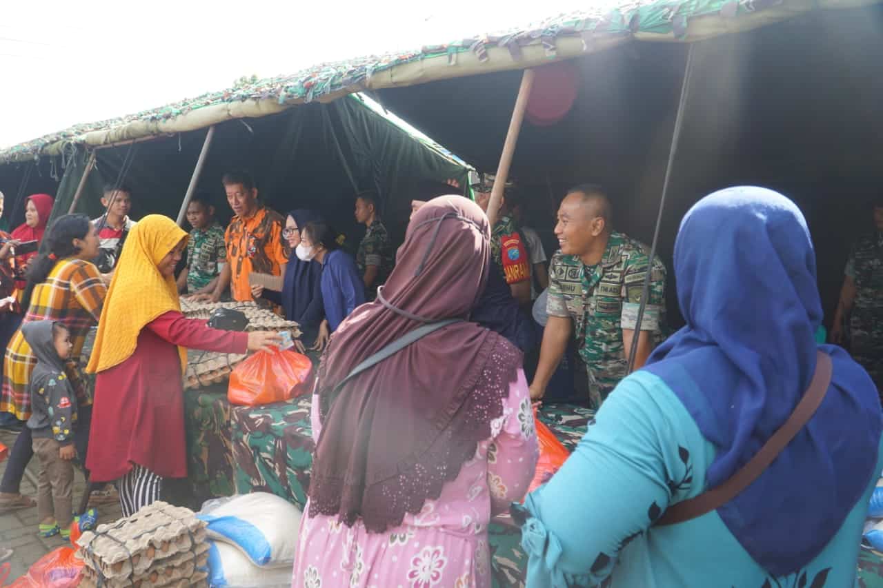 Masyarakat sambut antusias kegiatan bazar sembako murah yang dilaksankan oleh Batalyon Infanteri RK 644/Wls di Kelurahan Kedamin Hulu, Kecamatan Putussibau Utara Utara, pada Jumat (06/01/2023). (Foto: Ishaq)