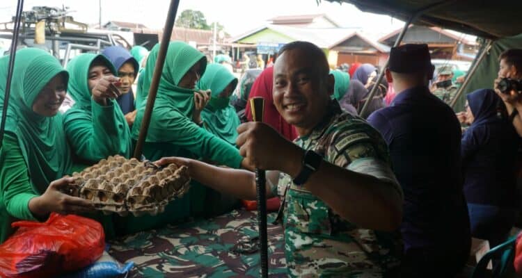 Komandan Batalyon (Danyon) Infanteri RK 644/Wls, Letkol Inf Benu Supriyantoko memimpin kegiatan bazar sembako murah di Kelurahan Kedamin Hulu, Kecamatan Putussibau Utara Utara, Jumat (06/01/2023). (Foto: Ishaq)