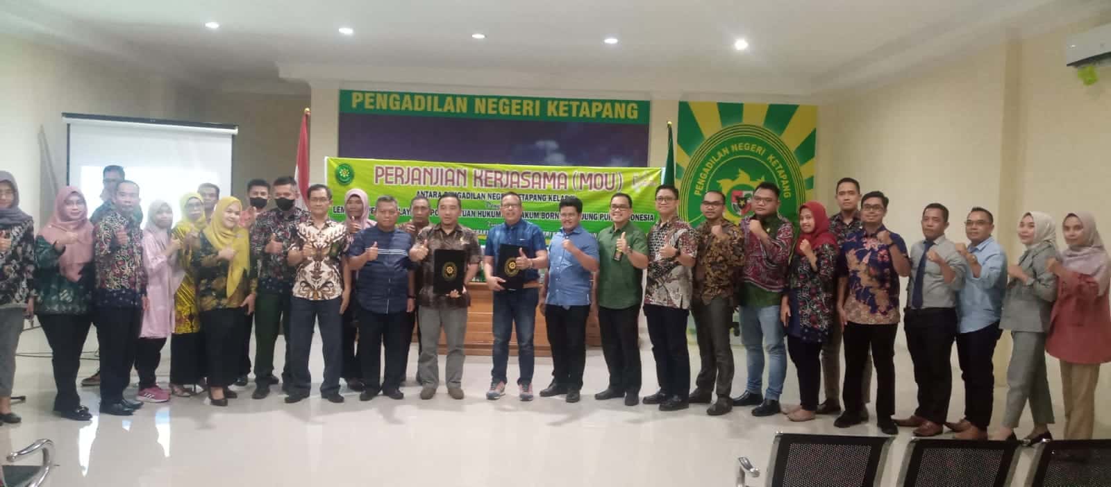 Foto bersama usai MoU antara Lembaga Bantuan Hukum (LBH) Borneo Tanjungpura Indonesia bersama Pengadilan Negeri (PN) Ketapang. (Foto: Ad LC)