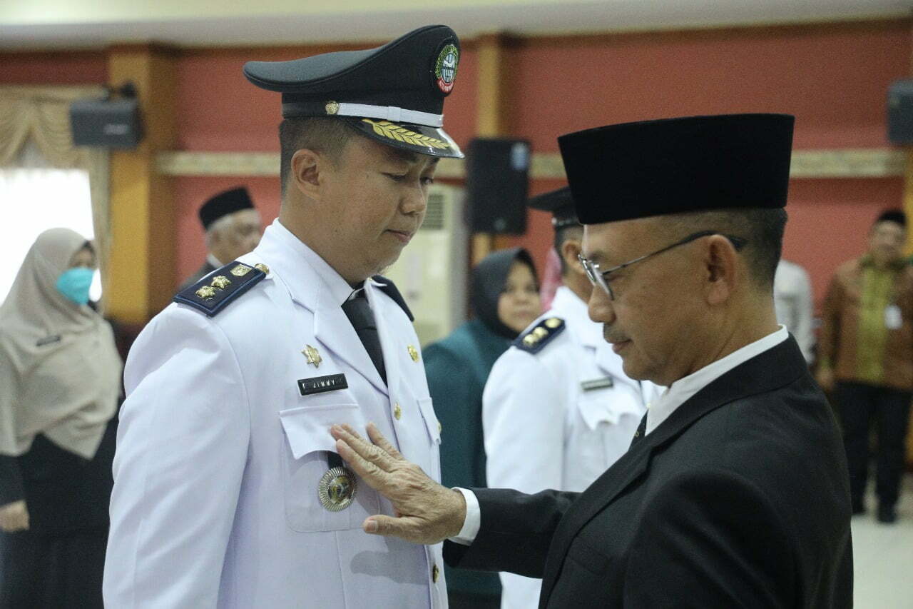 Wali Kota Pontianak, Edi Rusdi Kamtono menyematkan tanda jabatan kepada lurah yang baru dilantik. (Foto: Prokopim/Kominfo For KalbarOnline.com)