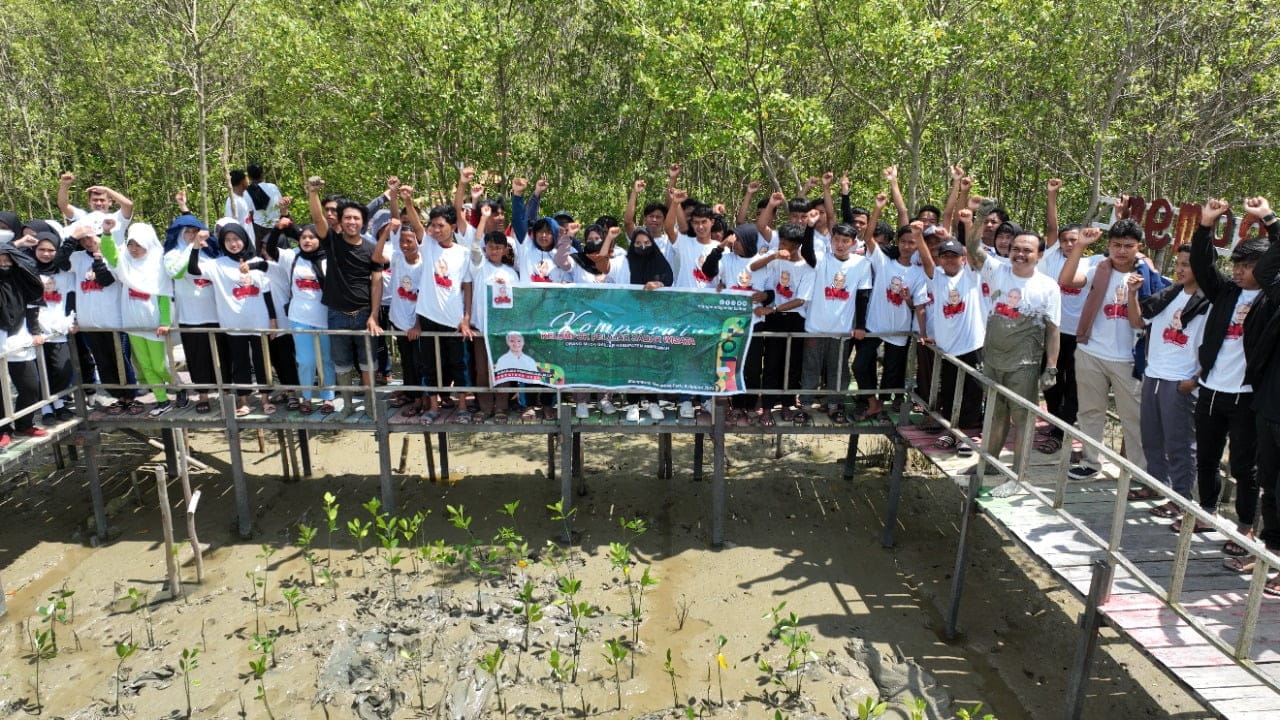 Relawan OMG Kalbar berfoto bersama dalam kegiatan menanam 500 bibit mangrove di Jalan Ahmad Yani, Desa Pasir, Mempawah Hilir, Kabupaten Mempawah. (Foto: Jauhari)