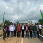 Gubernur Kalbar, Sutarmidji berfoto bersama masyarakat setempat usai meresmikan pembangunan Jembatan Korek, Minggu (08/08/2023). (Foto: Jauhari)