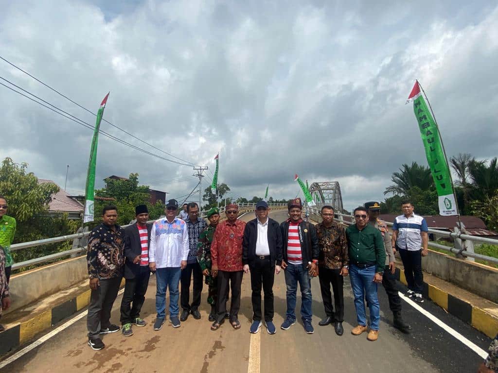 Gubernur Kalbar, Sutarmidji berfoto bersama masyarakat setempat usai meresmikan pembangunan Jembatan Korek, Minggu (08/08/2023). (Foto: Jauhari)