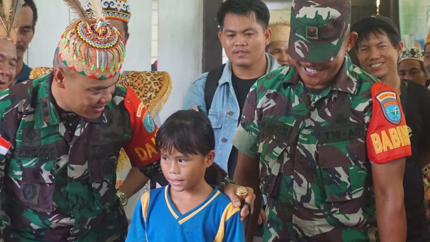 Dandim1206/Putussibau, Letkol Inf Sri Widodo turut memberikan motivasi kepada para murid di sebuah sekolah dasar di wilayah pedalaman di Dusun Nanga Salin, Desa Kareho, Kecamatan Putussibau Selatan. (Foto: Ishaq)