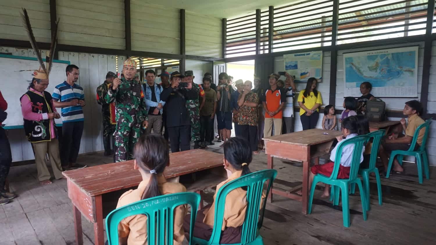 Dandim1206/Putussibau, Letkol Inf Sri Widodo berkunjung ke sebuah sekolah dasar di wilayah pedalaman di Dusun Nanga Salin, Desa Kareho, Kecamatan Putussibau Selatan. (Foto: Ishaq)