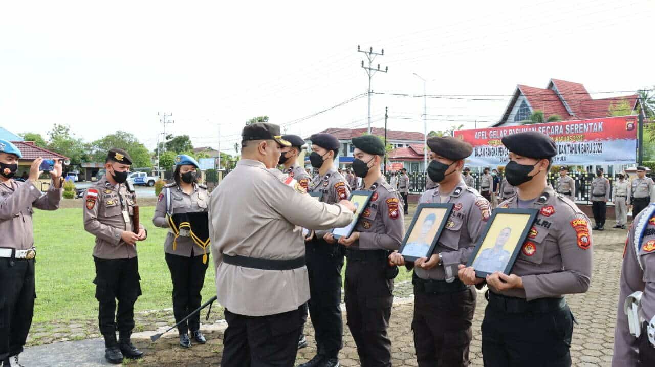Kapolres Kapuas Hulu, AKBP France Yohanes Siregar memimpin upacara PTDH lima personelnya di halaman Mapolres Kapuas Hulu, Rabu (11/01/2023). (Foto: Ishaq)