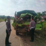 Petugas melakukan proses evakuasi truk yang terlibat kecelakaan di Jalan Trans Kalimantan Kilometer 63 Desa Lintang Batang, Kecamatan Sungai Ambawang, Kabupaten Kubu Raya. (Foto: Jauhari)