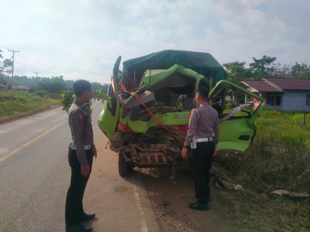 Petugas melakukan proses evakuasi truk yang terlibat kecelakaan di Jalan Trans Kalimantan Kilometer 63 Desa Lintang Batang, Kecamatan Sungai Ambawang, Kabupaten Kubu Raya. (Foto: Jauhari)