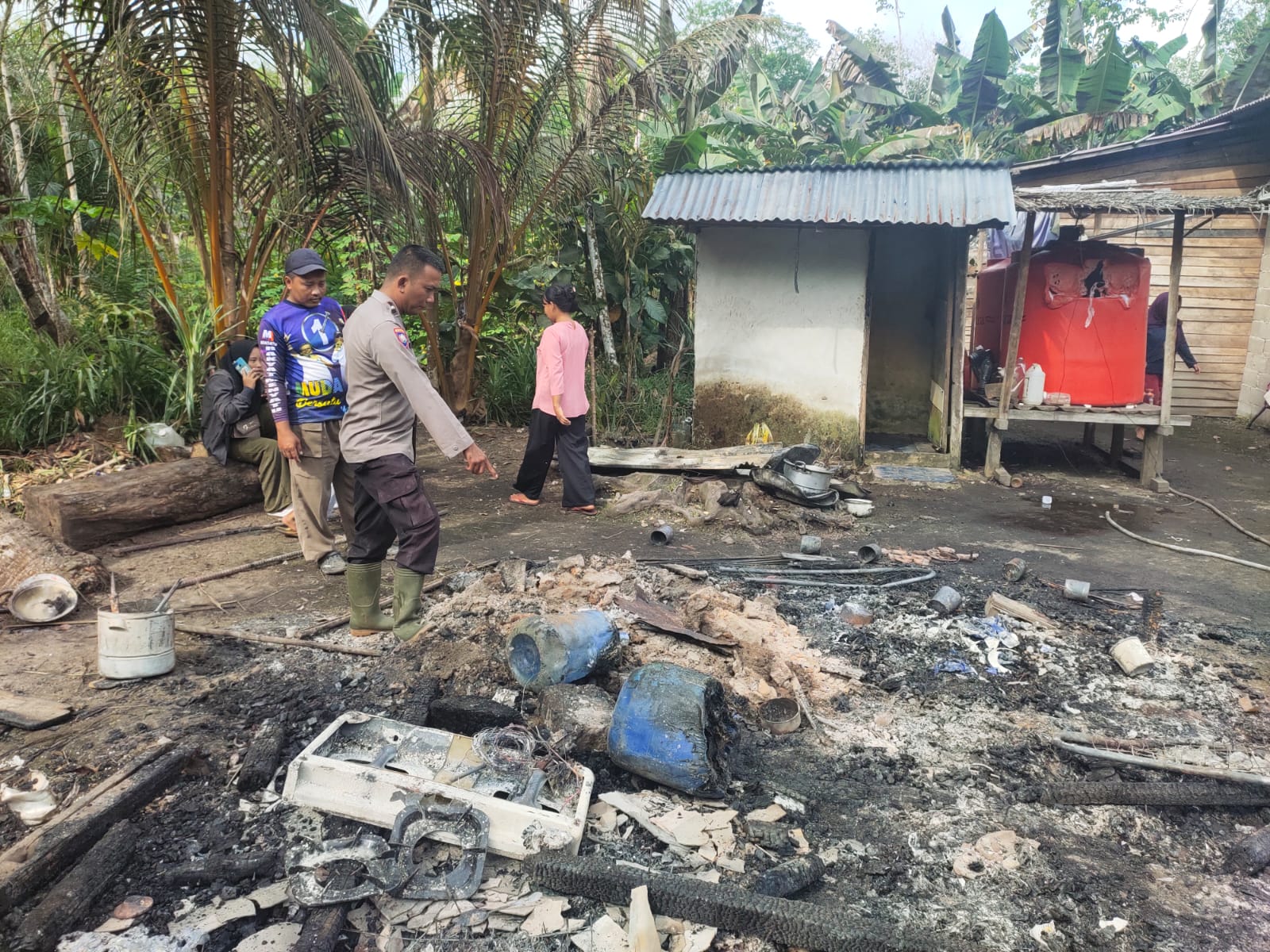 Kondisi sisa-sisa kebakaran dari rumah Nasuki. (Foto: Jauhari)