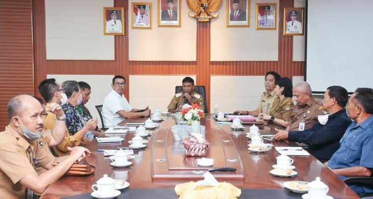 Suasana rapat koordinasi terkait usulan gelar pahlawan daerah Panglima Tantemak dan Uti Usman, di Ruang Rapat Bupati Ketapang, Selasa (10/01/2023). (Foto: Adi LC)