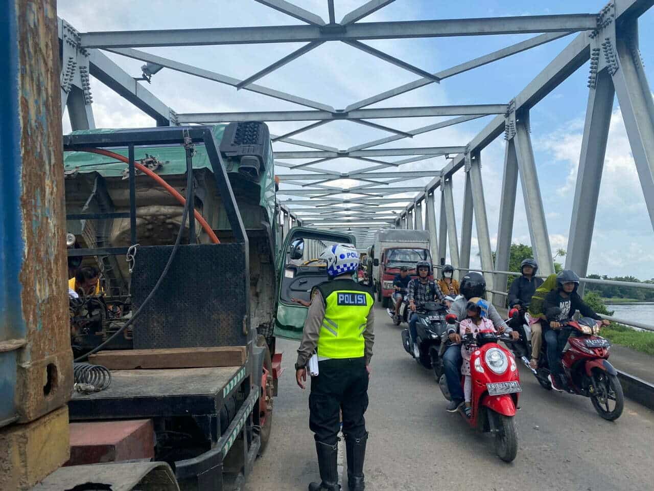 Petugas Lantas Polres Kubu Raya saat hendak melakukan evakuasi mobil kontainer yang mogok di atas Jembatan Kapuas II Desa Kapur, Kecamatan Sungai Raya, Kabupaten Kubu Raya, Kamis (12/01/2023). (Foto: Jauhari)