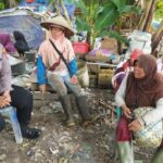 Anggota Satbinmas Polres Melawi memberikan imbauan kamtibmas kepada para pemulung di TPA Desa Tanjung Tengang, Kecamatan Nanga Pinoh, Kabupaten Melawi, Kamis (12/01/2023). (Foto: Jauhari)