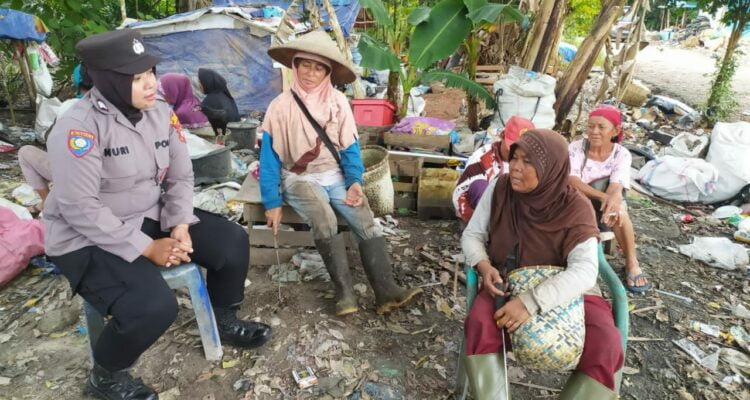 Anggota Satbinmas Polres Melawi memberikan imbauan kamtibmas kepada para pemulung di TPA Desa Tanjung Tengang, Kecamatan Nanga Pinoh, Kabupaten Melawi, Kamis (12/01/2023). (Foto: Jauhari)