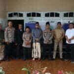 Kapolres Kubu Raya, AKBP Arief Hidayat berkunjung dan bersilaturahmi ke kediaman Ketua MUI Kubu Raya. (Foto: Jauhari)