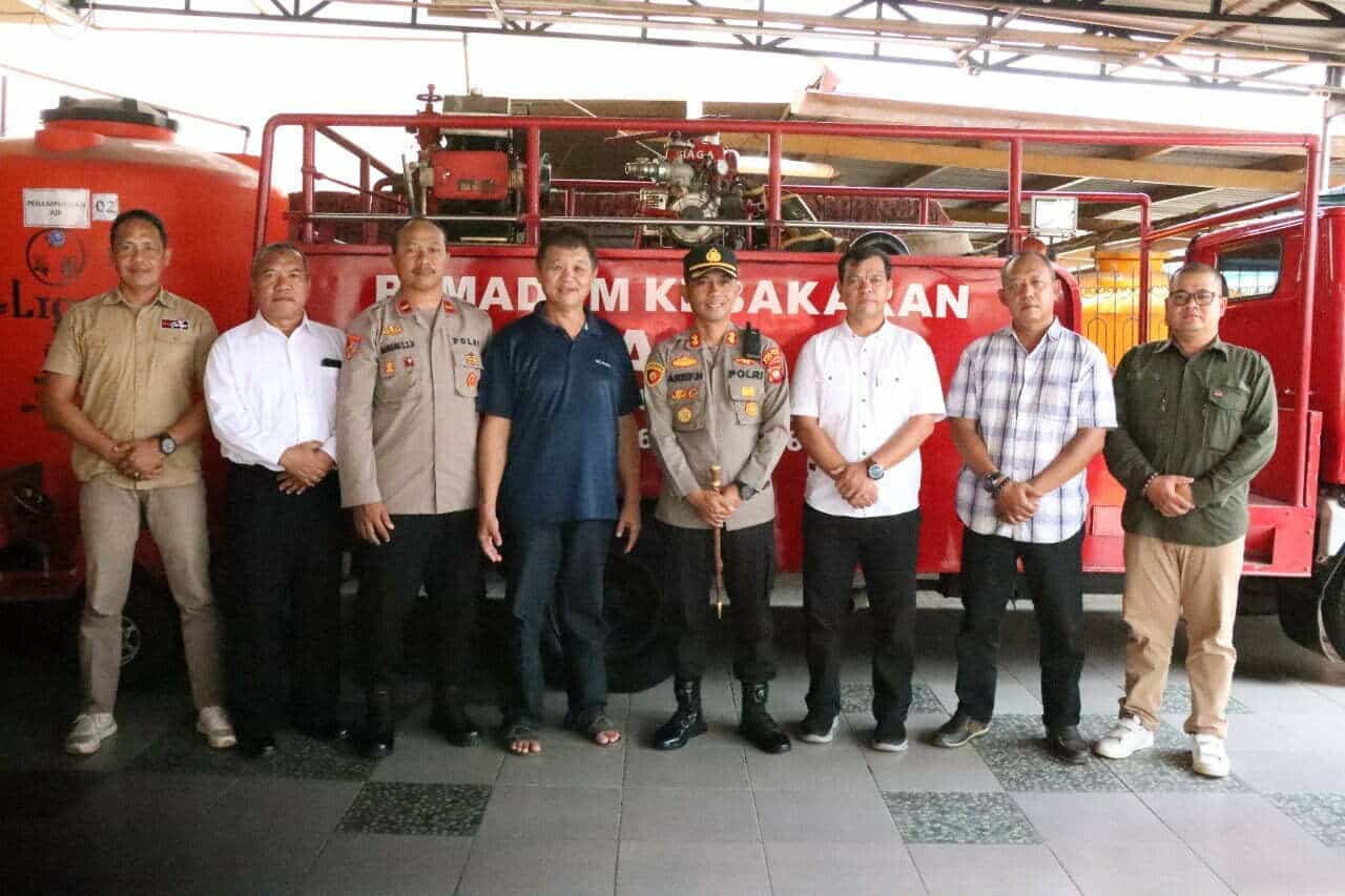 Kapolres Kubu Raya, AKBP Arief Hidayat berkunjung dan bersilaturahmi ke Kantor Damkar Kubu Raya. (Foto: Jauhari)